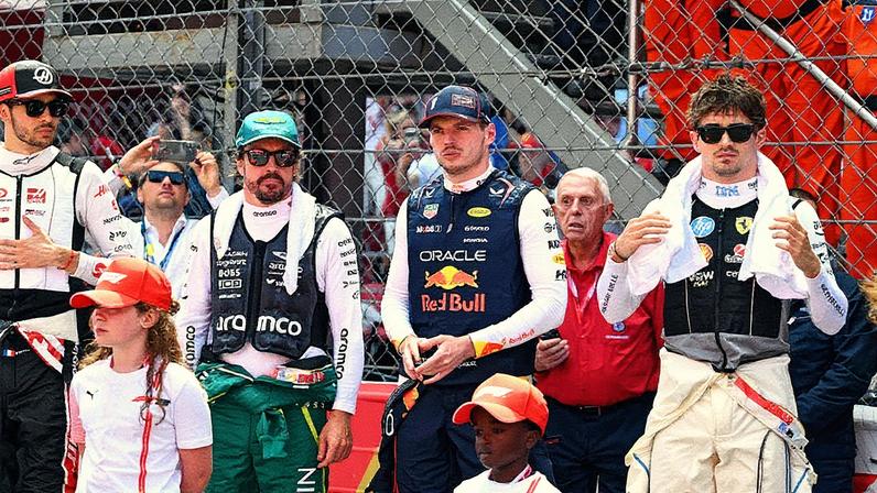 Fernando Alonso, Max Verstappen e Charles Leclerc posam juntos durante o GP de Mônaco da F1 em 2025 (Foto: Reprodução)