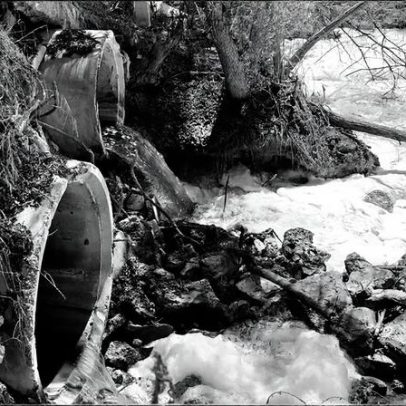 Poluição no rio entre EUA e México provoca emissão de gás tóxico com odor forte