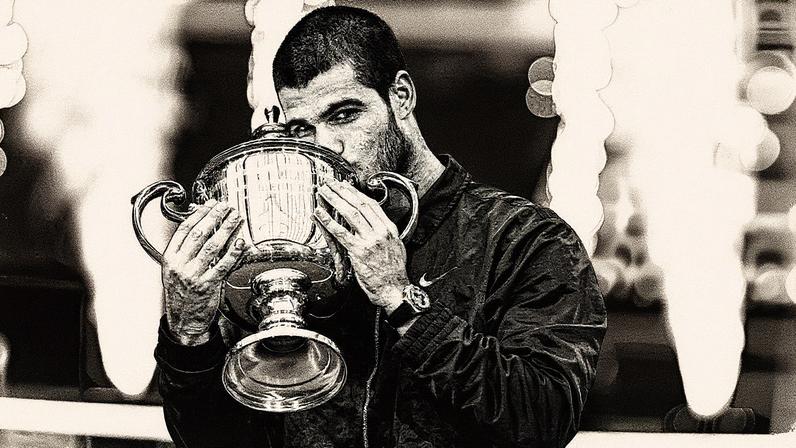 Carlos Alcaraz segura o troféu do US Open que conquistou no último domingo (Foto: Reprodução)