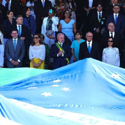Desfile de 7/9 destaca Exército, Curupira e protestos com pirâmide humana