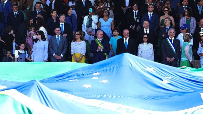 Desfile de 7 de Setembro em Brasília com bandeira do Brasil gigante (Foto: Reprodução)
