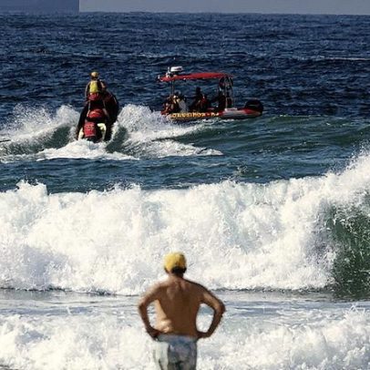 Adolescentes desaparecem no mar após pai pedir que não tentassem salvá-lo