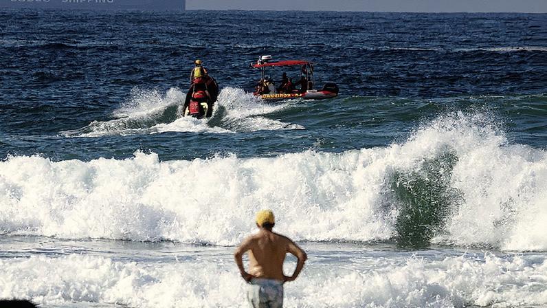Bombeiros realizam buscas no Leme com o apoio de aeronaves, drones, mergulhadores, botes infláveis, lancha e motos-aquáticas (Foto: Reprodução)