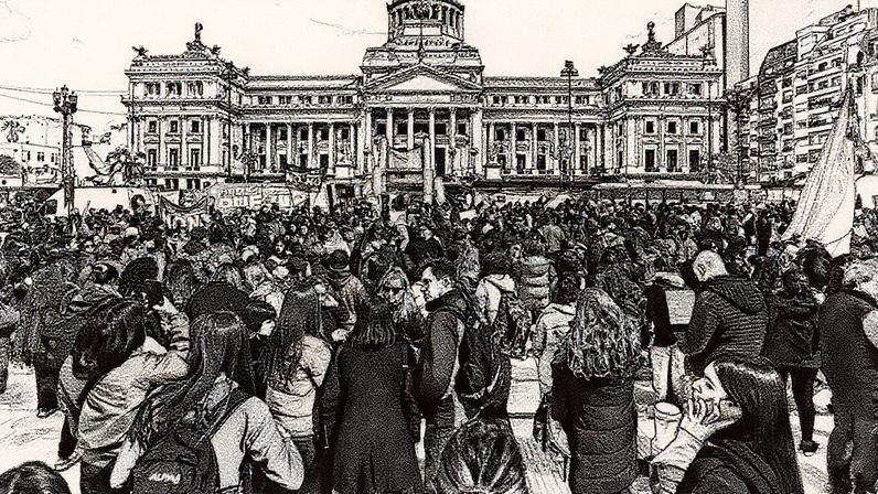 Manifestantes se reúnem em frente ao Congresso em Buenos Aires durante votação no Senado sobre aumento de pensões para pessoas com deficiência (Foto: Reprodução)