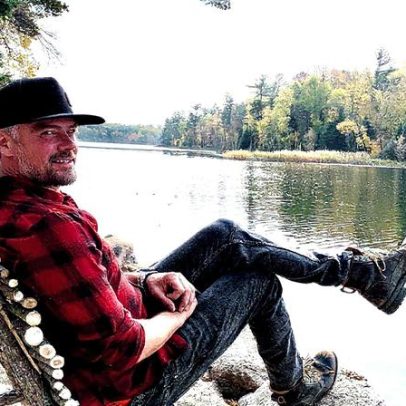 Josh Duhamel revela que sua 'cabana do apocalipse' está quase pronta para o fim do mundo