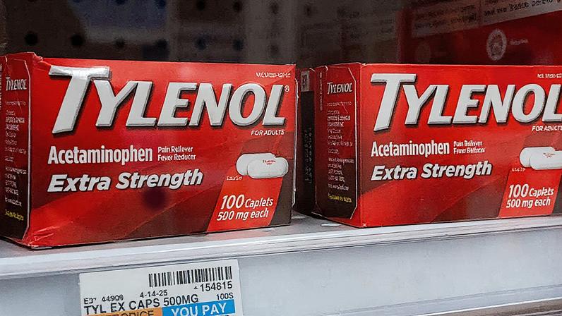 Tylenol exposto à venda em uma farmácia na cidade de Nova York (Foto: Reprodução)