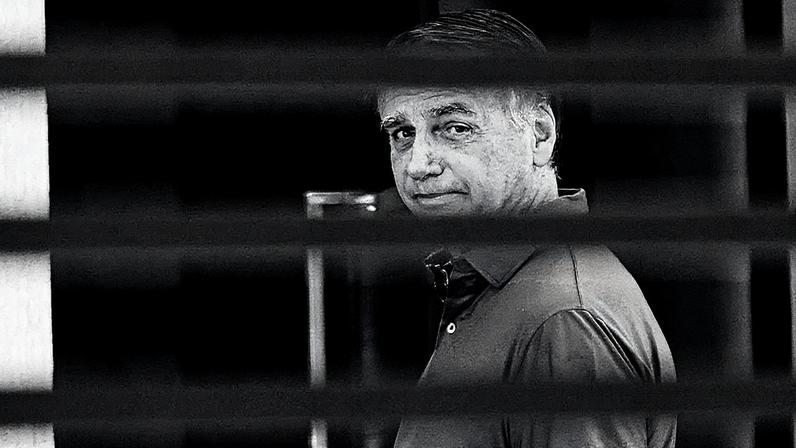 Ex-presidente Jair Bolsonaro faz aparição de 20 minutos em frente à casa onde cumpre prisão domiciliar em Brasília, após condenação de 27 anos e três meses por tentativa de golpe de Estado (Foto: Reprodução)