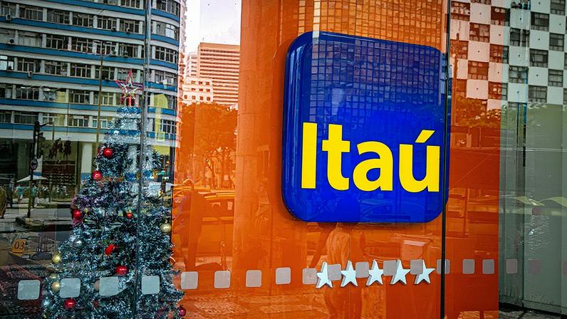 Fachada do banco Itaú em um edifício urbano (Foto: Reprodução)
