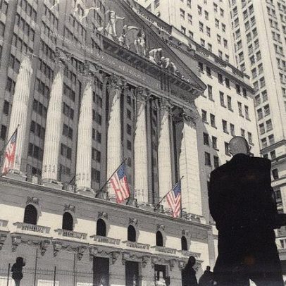 Futuros de Nova York caem antes de importante conversa entre Trump e Xi