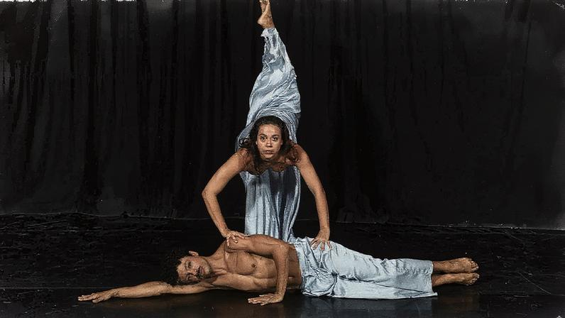 Bailarinos em cena durante apresentação de dança (Foto: Reprodução)
