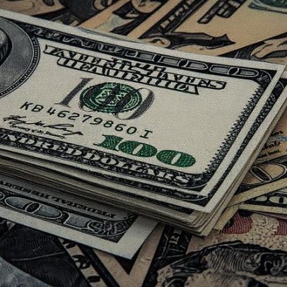 Dólar se mantém estável após atingir mínima em mais de um ano