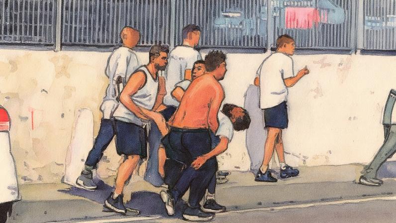 Torcedores carregam um homem ferido às margens da linha férrea em Oswaldo Cruz (Foto: Reprodução)