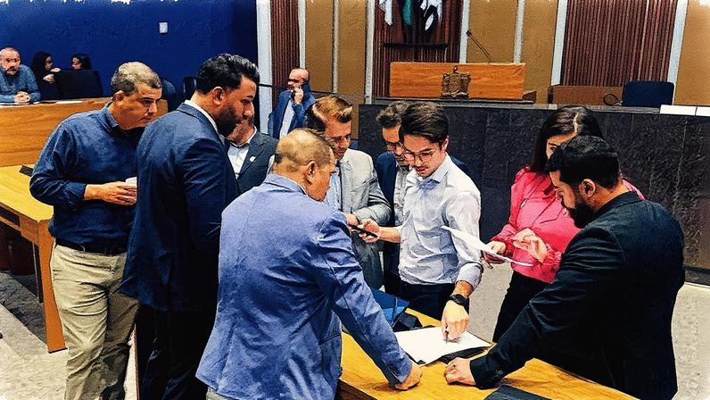 Primeira sessão da Câmara Municipal de São Bernardo do Campo após operação da Polícia Federal, com pedidos de CPI e suspensão de salários de denunciados (Foto: Reprodução)