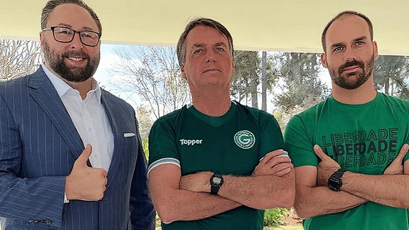 Jason Miller posando ao lado de Jair e Eduardo Bolsonaro (Foto: Reprodução)