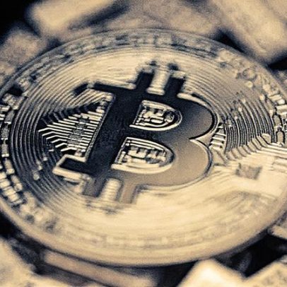 Bitcoin se destaca em meio à queda da bolsa, mas fica atrás da alta do ouro