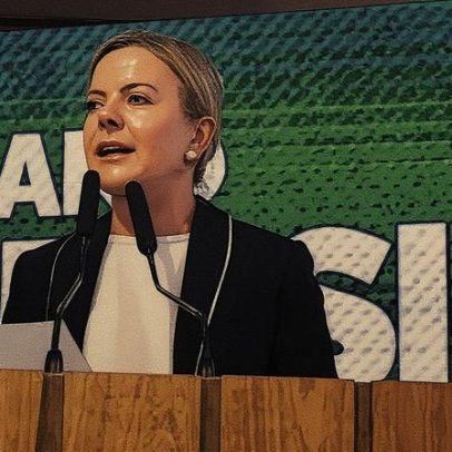 Glesi critica Tarcísio por anistia a Trump e classifica como 'vexame internacional'