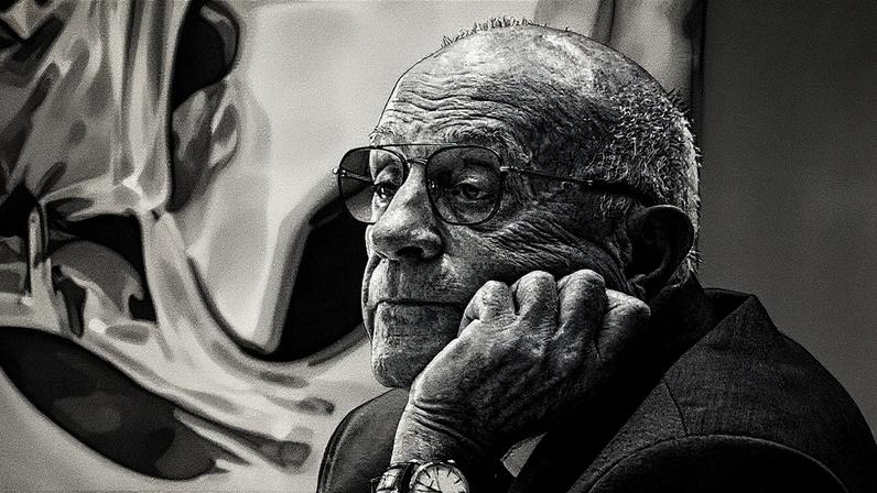 Josep Oliu, presidente do Banc Sabadell, posando na sede corporativa do banco (Foto: Reprodução)