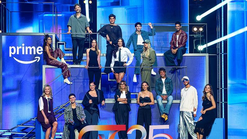 Chenoa ao lado do novo jurado e professores de ‘Operação Triunfo 2025’ (Foto: Reprodução)