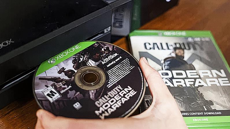Um jogo da Activision Blizzard, Call of Duty: Modern Warfare, está inserido em um console Xbox One (Foto: Reprodução)