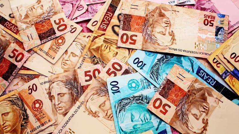 Cédulas de real dispostas sobre uma superfície (Foto: Reprodução)