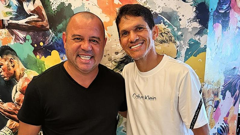 Roni e Magno Alves, ex-jogadores do Fluminense, posam para foto juntos (Foto: Reprodução)