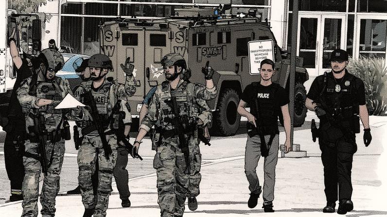 Policiais atendem a ocorrência onde ativista político foi baleado durante evento na Universidade de Utah Valley (Foto: Reprodução)