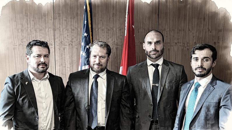 Paulo Figueiredo, subsecretário de Diplomacia Pública da gestão Trump, Darren Beattie, Eduardo Bolsonaro e Ricardo Pita, conselheiro do Departamento de Estado dos EUA, posam para a foto (Foto: Reprodução)