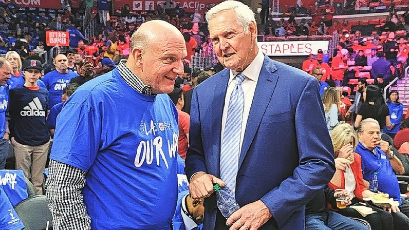 Kawhi Leonard, jogador do Los Angeles Clippers, é visto ao lado de Jerry West e do proprietário da equipe, Steve Ballmer (Foto: Reprodução)
