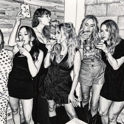 Taylor Swift brinda com martini em festa de aniversário de Brittany Mahomes
