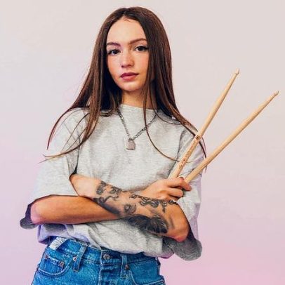Kristina Rybalchenko conquista fãs como a baterista que agita as redes sociais