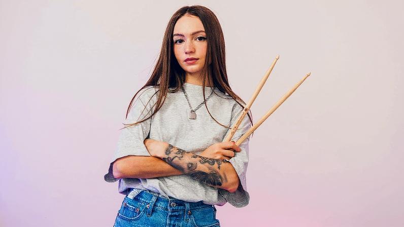 Kristina Rybalchenko em seu apartamento em Los Angeles (Foto: Reprodução)