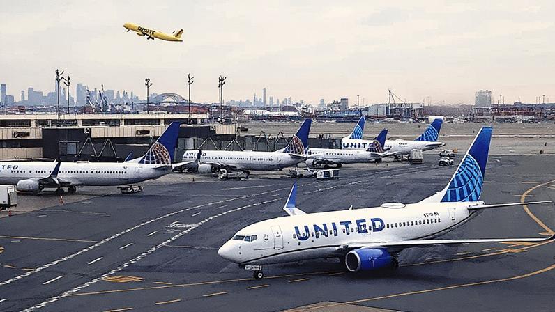 Avião da United Airlines táxi no Aeroporto Internacional de Newark Liberty, em Newark, Nova Jersey (Foto: Reprodução)
