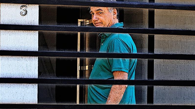 Ex-presidente Jair Bolsonaro faz aparição de cerca de 20 minutos no quintal de sua casa durante prisão domiciliar em Brasília (Foto: Reprodução)
