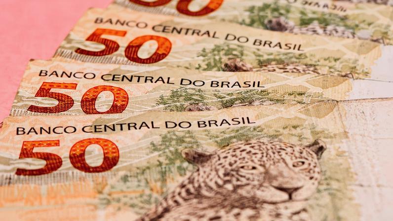 Notas de R$ 50 dispostas sobre uma superfície (Foto: Reprodução)