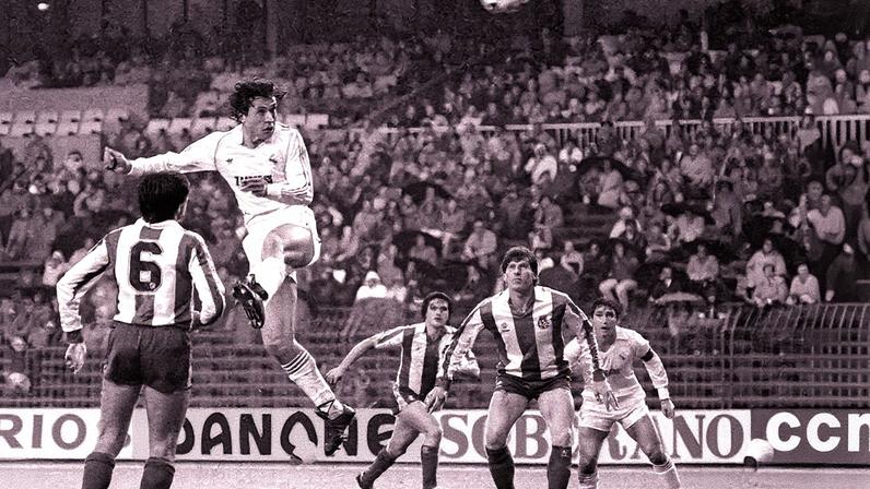 Jogador do Real Madrid marca um gol contra o Espanyol na temporada 1984-1985, anotando três gols na partida (Foto: Reprodução)