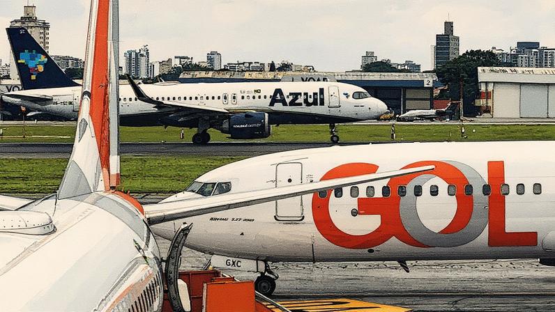 Aviões das companhias aéreas Azul e Gol em um aeroporto (Foto: Reprodução)