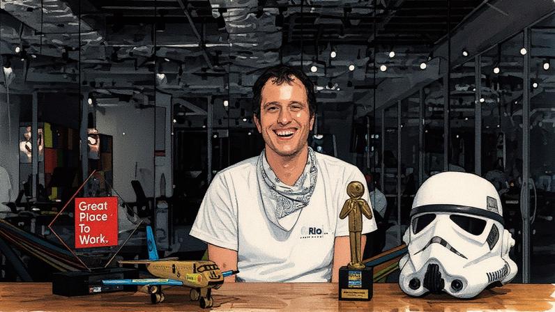 João Ricardo Mendes, CEO do Hurb, posando para a foto (Foto: Reprodução)