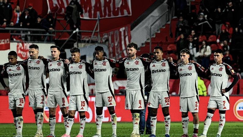 Jogadores do Flamengo reagem à disputa de pénaltis contra o Estudiantes, pela Libertadores (Foto: Luis Robayo/AFP)