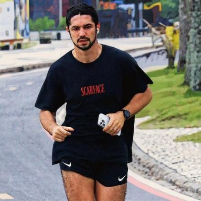 Gabriel Leone treina no Rio apesar do dia nublado