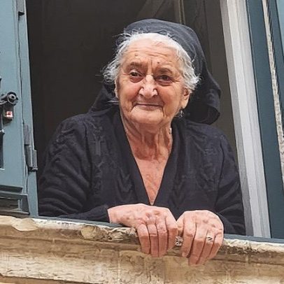 Idosa se torna atração turística com roupas tradicionais na Itália