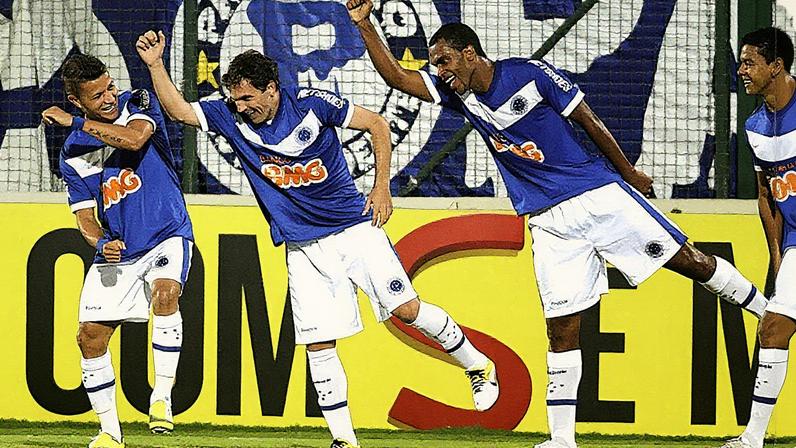 Montillo comemora gol na vitória do Cruzeiro sobre o Vasco por 3 a 0 em São Januário, pelo Brasileirão 2011. (Foto: Gil Leonardi)
