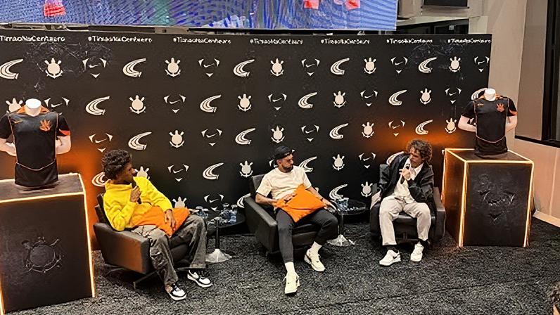 Felipe Andreoli, Talles Magno e Raniele em lançamento da camisa III do Corinthians • Veronica Schneider/CNN