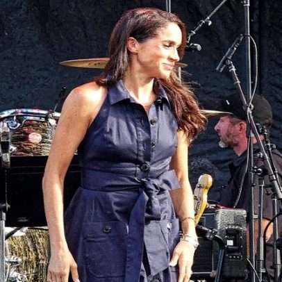 Meghan Markle usa novo anel de rainha com mensagem real