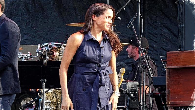 Meghan Markle flashes her new Logan Hollowell “Queen” ring at a charity concert in Santa Barbara. B-Team / BACKGRID