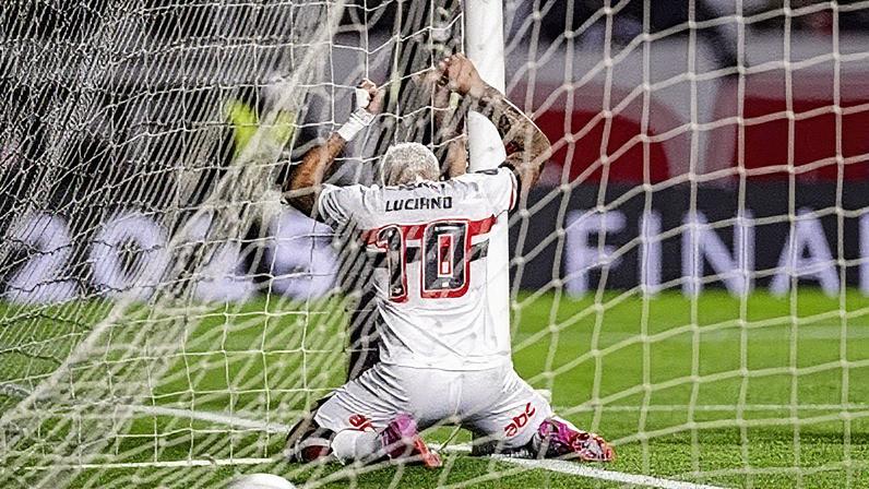 Luciano lamenta chance clara perdida em São Paulo 0 x 1 LDU pela Libertadores • Riquelve Nata/Sports Press Photo/Getty Images
