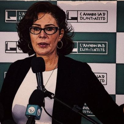 Moraes libera redes sociais de Carla Zambelli