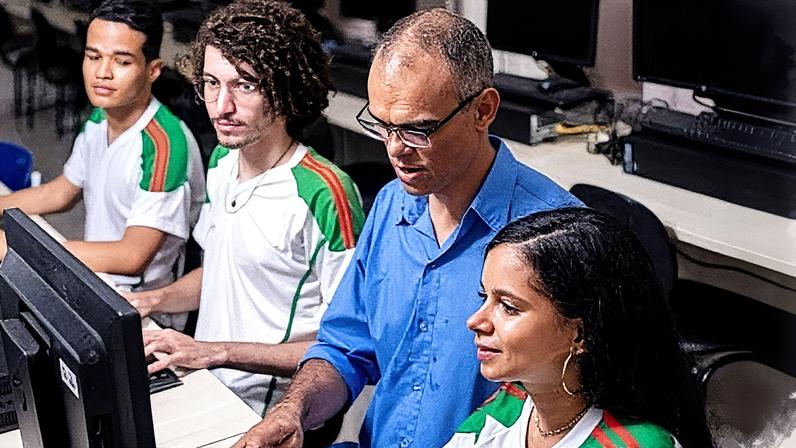 Jovens sentados mexendo no computador • Divulgação/MEC