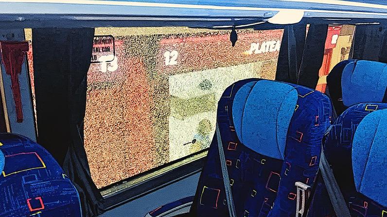 Onibus da delegação do Flamengo é apedrejado na chegada para o duelo com o Estudiantes, pela Libertadores (Foto: Divulgação / Flamengo)