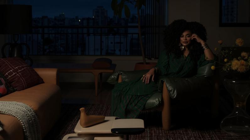 RETRATO | A cantora Paula Lima na área social de seu apartamento, o qual tem vista para o bairro do Ipiranga, em São Paulo