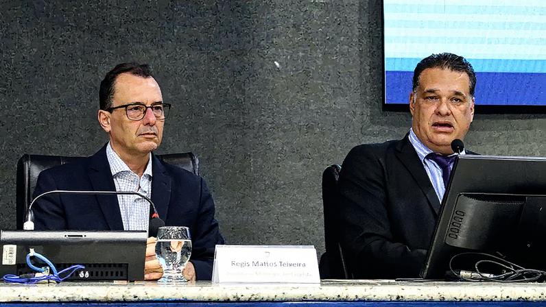 Regis Mattos Teixeira, ao lado do vereador Leonardo Monjardim, prestou contas na Câmara Municipal sobre o segundo quadrimestre do ano. Foto: Divulgação/Câmara de Vitória